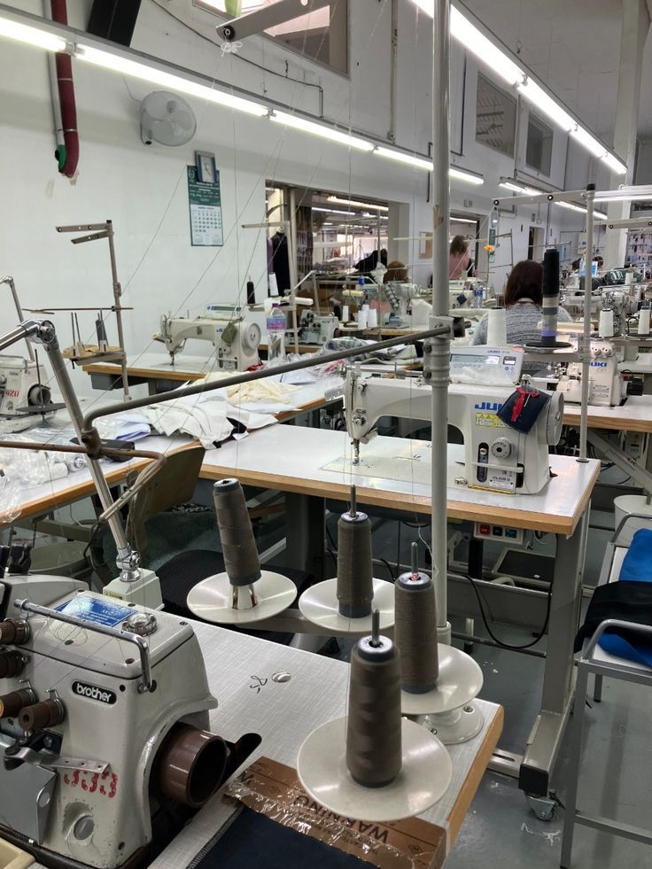 Industrial sewing and overlock machines with cones of thread in the factory